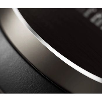 Bowers & Wilkins PX8 S2 onyx black detail